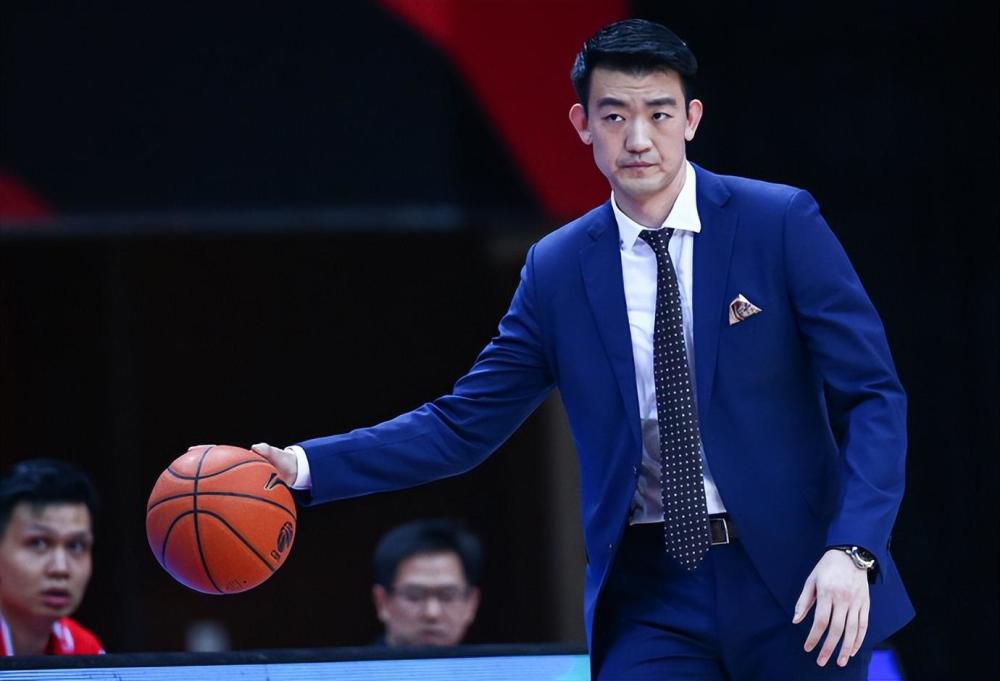 起首申明一下小我对普罗米修斯三年夜疑问之一：人类发源题目的理解，实在片中最起头的情节，便已将人类的发源题目诠释得清清晰楚――那是在很多万年之前，地球上一片荒凉，外星人来到地球以后，决议在这个星球上缔造生命。